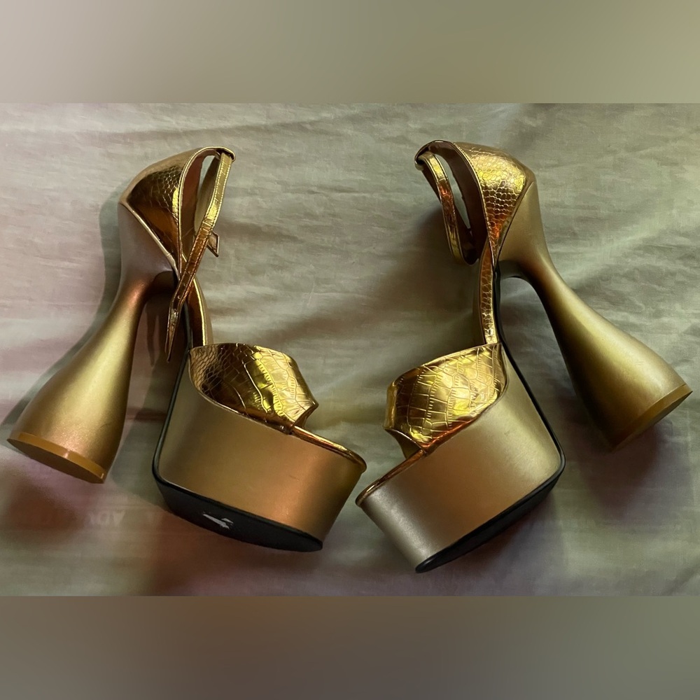 GOLD PLATFORM MULE US 9 woman’s ⛄️